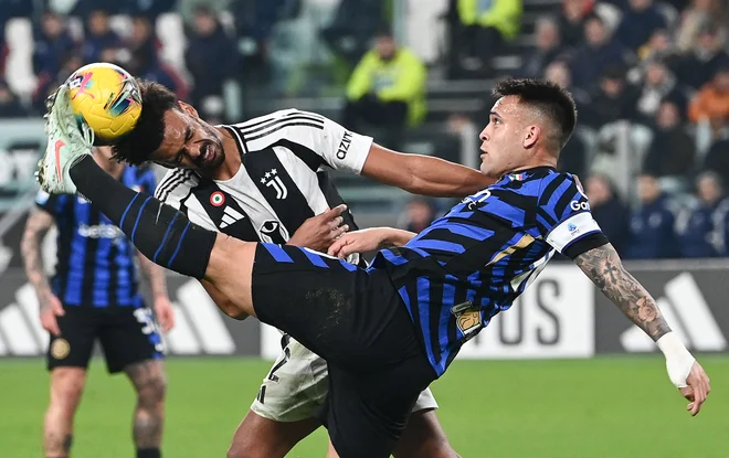 V 25. krogu italijanskega prvenstva sta bila v ospredju dva derbija. V soboto je Napoli gostoval pri Laziu, obračun pa se je končal z remijem 2:2. Dan pozneje je Juventus v Torinu ugnal Inter (1:0), ki je s tem zapravil priložnost, da bi se povzpel na vrh serie A. Udinese je s pomočjo Jake Bijola in Sandija Lovrića doma odpravil Empoli (3:0). Venezia. Foto: Isabella Bonotto/Afp
