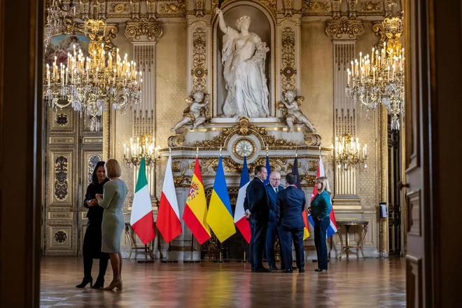 Na srečanju v Parizu se bodo popoldne sestali predsedniki vlad Nemčije, Poljske, Italije, Španije, Nizozemske, Danske in Velike Britanije. FOTO: Christophe Petit Tesson/Afp
