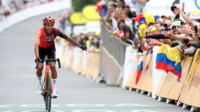 Egan Bernal bo zaradi zlomljene ključnice nekaj tednov odsoten s cest, že kmalu pa bo lahko treniral na trenažerju. Foto Manon Cruz/Reuters