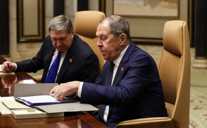 Rusijo zastopata zunanji minister Sergej Lavrov in Putinov svetovalec Jurij Ušakov. FOTO: Evelyn Hockstein/Reuters