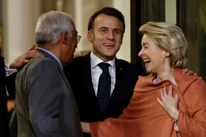 Francoski predsednik Emmanuel Macron, predsednik evropskega sveta Antonio Costa in predsednica evropske komisije Ursula von der Leyen med včerajšnjim srečanjem v Parizu. FOTO: Abdul Saboor/Reuters