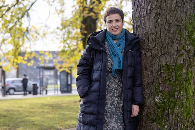 Avtorica je znani obraz z ekranov, saj primarno deluje v televizijskem mediju: črno kroniko že dobrih dvajset let pokriva za oddaje 24ur, Preverjeno in Svet medijskih hiš POP TV in Kanal A. FOTO: Črt Piksi