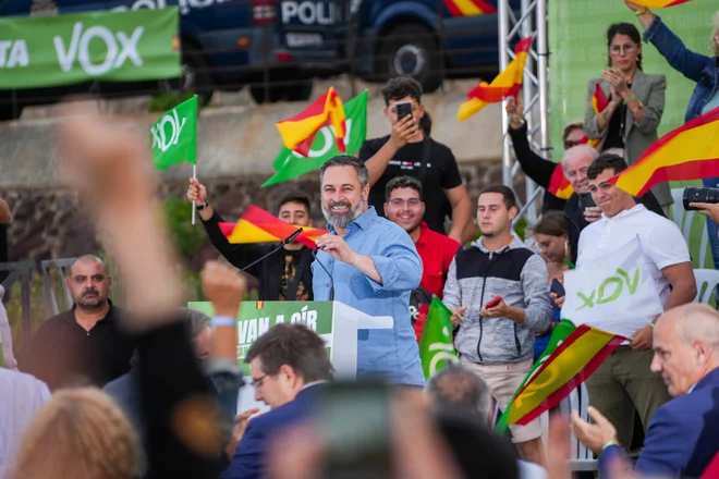 Predsednik španske skrajno desne stranke VOX Santiago Abascal ima veliko privržencev med mladimi moškimi. FOTO: Reuters