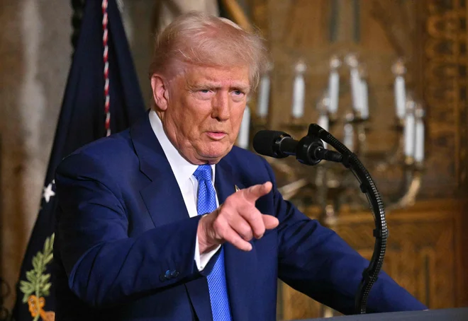 Trumpova odločitev temelji na pravni teoriji enotne izvršne oblasti, ki predsedniku priznava široka pooblastila pri nadzoru nad celotno izvršno vejo oblasti. FOTO: Roberto Schmidt/AFP