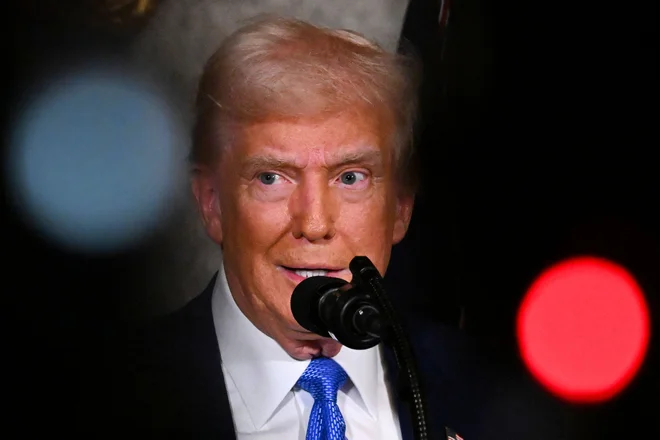 Trump po mnenju kritikov z odredbo ugrablja neodvisne organizacije.  FOTO: Roberto Schmidt/AFP