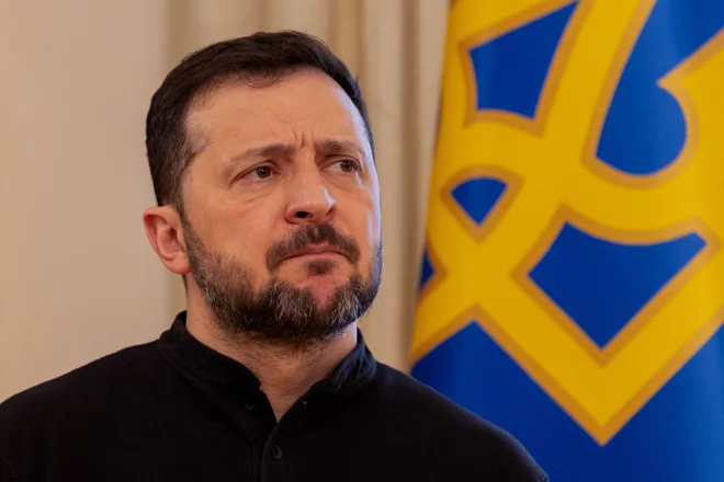 Zelenski je Trumpove besede, da ga podpirajo le še štirje odstotki Ukrajincev, označil za dezinformacijo. FOTO: Tetiana Dzhafarova/AFP