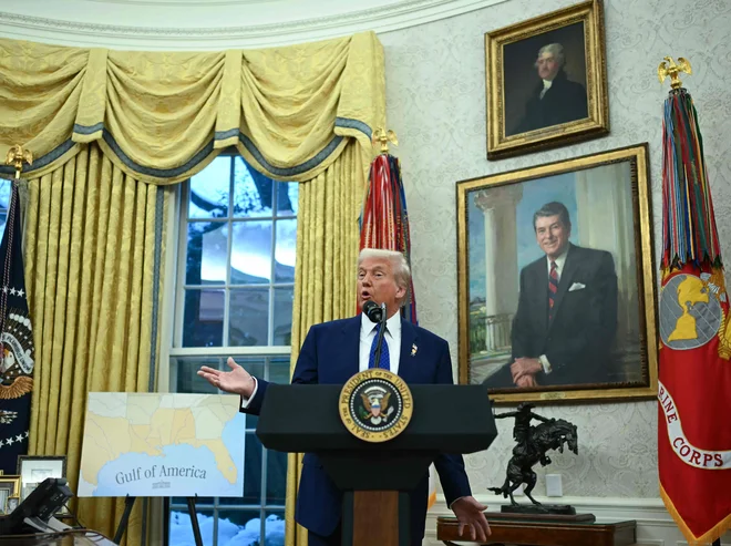 Ameriški predsednik Donald Trump pred velikim portretom predhodnika Ronalda Reagana v ovalni pisarni. Foto: Andrew Caballero-reynolds/Afp