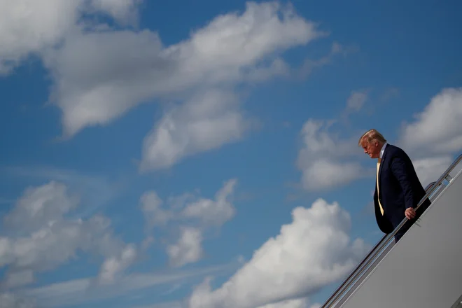 Ameriški predsednik Donald Trump med izstopanjem iz predsedniškega letala. Foto: Carlos Barria/Reuters Pictures