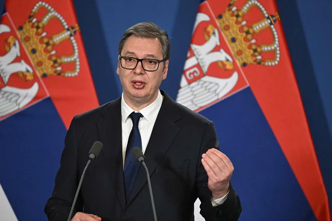 Kar 72 odstotkov državljanov meni, da so protesti posledica korupcije v državi, in ne poskus »barvne revolucije«, kot je pred časom dejal predsednik Srbije Aleksandar Vučić. FOTO: Attila Kisbenedek/AFP