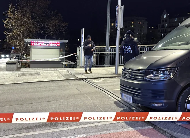 Še vedno odmeva napad z nožem v Avstrij, pri katerem je mlad moški ubil najstnika in ranil še pet ljudi. FOTO: Gerd Eggenberger/Afp