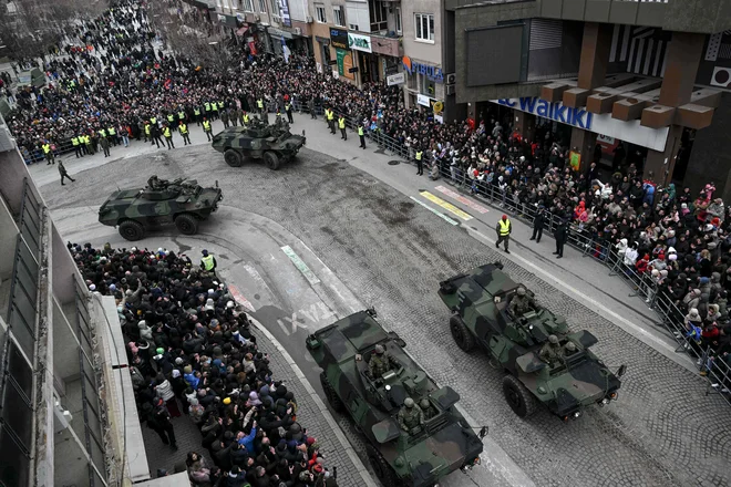 V Prištini so ta teden pripravili vojaško parado ob 17. obletnici sprejetja deklaracije neodvisnosti Kosova. Foto Armend Nimani/AFP