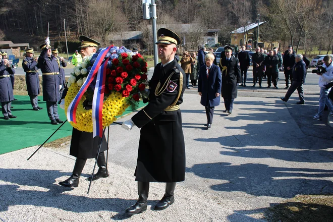 Predsednica Nataša Pirc Musar je položila venec k spomeniku talcev. FOTO: Bojan RajšekDelo