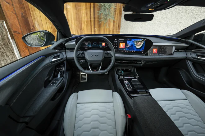 Kabina je zelo podobna tisti v modelu A5. FOTO: Audi