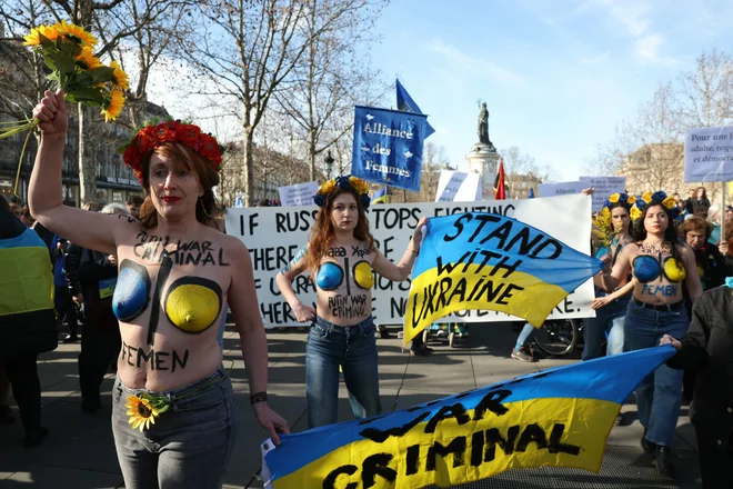 Aktivistke feministične skupine Femen na Trgu republike v Parizu držijo transparente na shodu v podporo Ukrajini na predvečer tretje obletnice ruske invazije. Foto: Alain Jocard/Afp