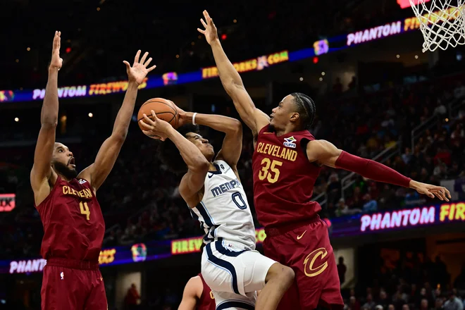 Evan Mobley (levo) je dvoboj končal s 25 točkami, 13 skoki in osmimi podajami. FOTO: Ken Blaze/Usa Today Sports Via Reuters Con