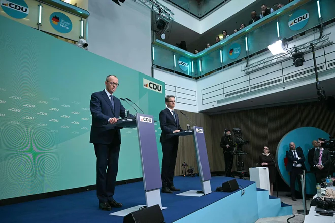 Predsednik CDU Friedrich Merz (levo) in generalni sekretar stranke Carsten Linnemann sta napovedala, da se bodo z SPD pogovarjali predvsem o treh temah: zunanji in varnostni politiki, gospodarstvu in migracijah. FOTO: Ina Fassbender/AFP