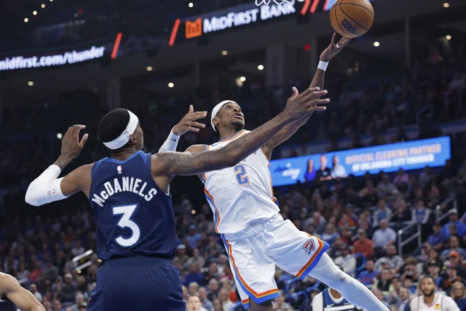 Branilec Oklahome Shai Gilgeous-Alexander (desno) je bil razpoložen, ne pa tudi njegovi soigralci. FOTO: Alonzo Adams/Usa Today Sports Via Reuters Con
