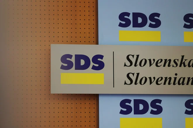 Zvonko Černač, predsednik sveta SDS, je predstavil napovedano interpelacijo vlade, ki vsebuje le en očitek. FOTO: Črt Piksi