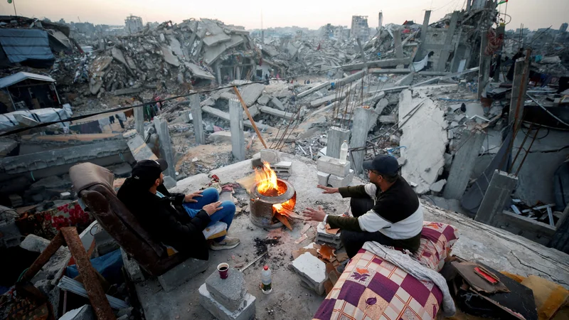 S premirjem je v opustošteni Gazi utihnilo orožje, toda trpljenje civilnega prebivalstva se nadaljuje. FOTO: Mahmoud Issa/Reuters