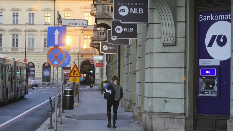 Za transakcijo z osebo za okencem bi mi NLB zaračunala devet evrov, če bi šel na bankomat, pa (samo) štiri evre. FOTO: Jože Suhadolnik