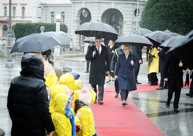 Predsednica Slovenije Nataša Pirc Musar in hrvaški predsednik Zoran Milanović imata različne poglede na morebitno evropsko mirovno misijo v Ukrajini. FOTO: Jože Suhadolnik/Delo
