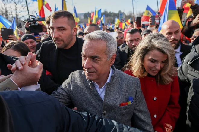 Georgescujevi privrženci trdijo, da gre za politično motivirano akcijo, s katero mu želijo onemogočiti kandidaturo.  FOTO: George Calin/Reuters
