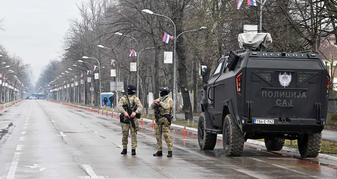 Medtem ko so pričakovali obsodbo Milorada Dodika, so enote policije Republike Srbske v zaostrenih varnostnih razmerah včeraj varovale ulice Banjaluke. FOTO Elvis Barukcic Afp