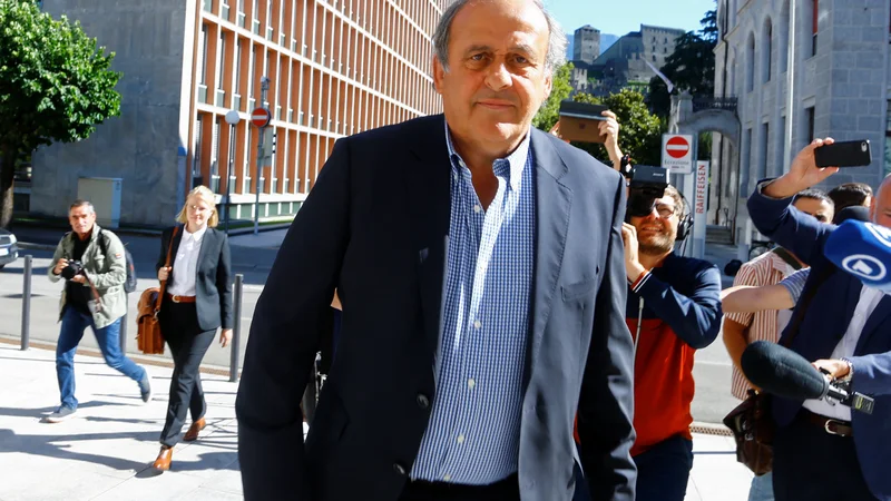 Michel Platini se vrača na sodišče. FOTO: Arnd Wiegmann/Reuters