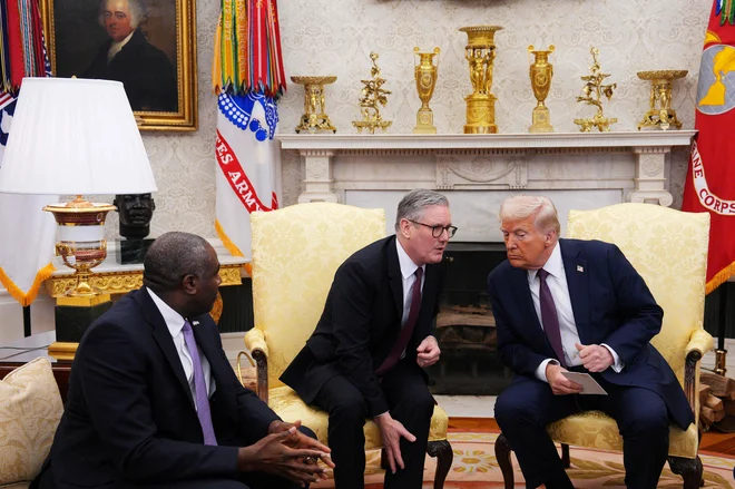Britanski premier Keir Starmer med srečanjem z ameriškim predsednikom Donaldom Trumpom v ovalni pisarni Bele hiše

Foto Carl Court/AFP