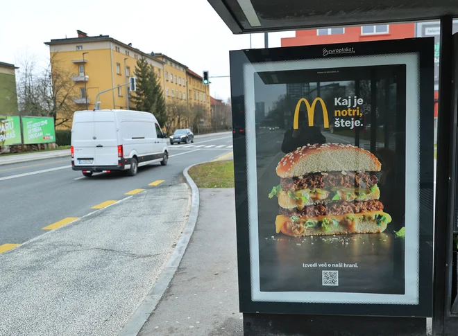 Oglas za McDonald's. FOTO: Jože Suhadolnik/Delo