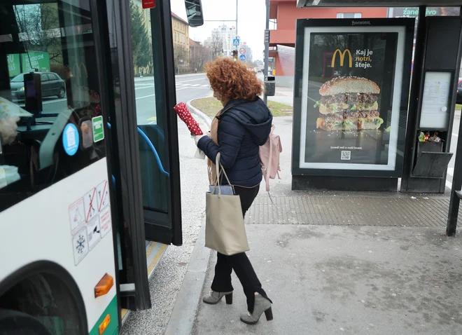 Ugibanj o tem, ali je McDonaldsov slogan kampanje slovnično pravilen ali ne, ni malo. FOTO: Jože Suhadolnik/Delo