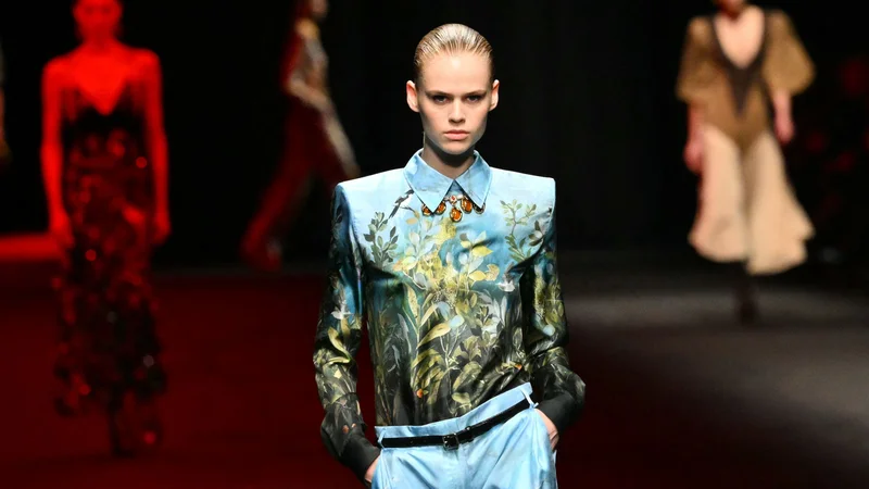 Model predstavlja kreacijo za kolekcijo Roberta Cavallija Womenswear Ready-to-wear jesen/zima 2025/2026, ki je potekalsa v okviru tedna mode v Milanu. Foto: Andreas Solaro/Afp