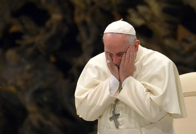 Papež Frančišek še ne ne zmore brez zdravniške pomoči. FOTO: Vatikan media
