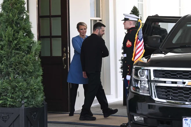 Potem ko se je pogovor voditeljev ZDA in Ukrajine pred novinarji sprevrgel v burno izmenjavo, je Trump Zelenskega odslovil. FOTO: Saul Loeb/AFP