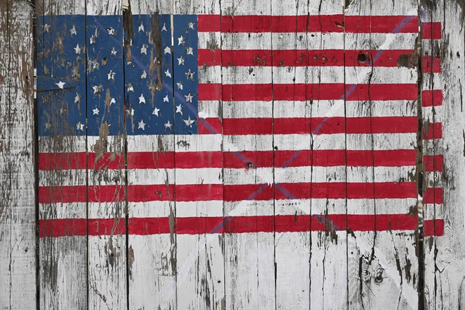 Ameriška zastava na steni v kalifornijskem Fresnu. Foto: Patrick T. Fallon/Afp
