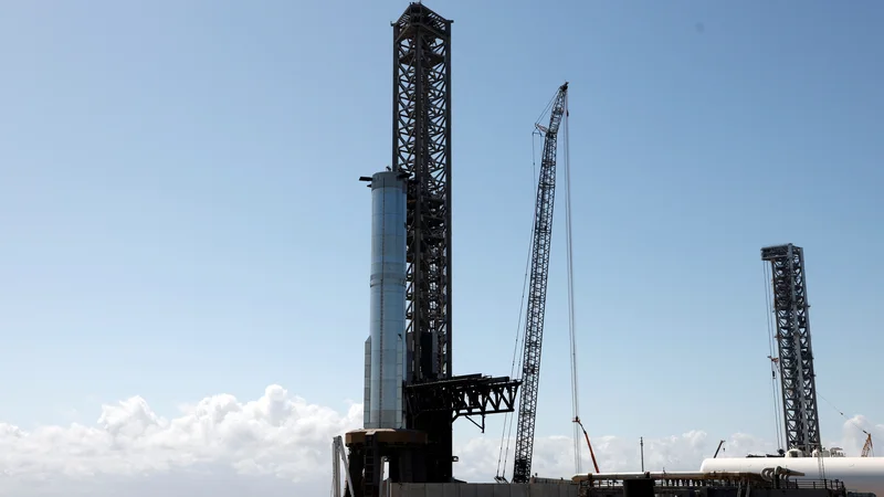 Starship je pripravljen na izstrelišču Starbase v Teksasu. FOTO: Joe Skipper Reuters