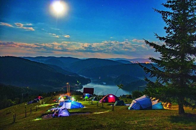 »Tvoja bosta hiša in travnik, naredi s tem, kar želiš, a ne dovoli, da se zaraste in da ognjišče ugasne,« je dedek rekel Filipu. FOTO: Filip Matović