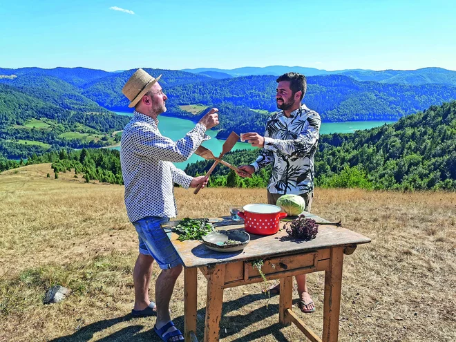 »Zgodilo se je že, da se ljudje peljejo na morje, pa se ustavijo pri meni, da si odpočijejo na polovici poti. In postane jim tako všeč, da se odločijo ostati in nekateri potem sploh ne gredo na morje,« pravi Filip z nasmehom. FOTO: Filip Matović