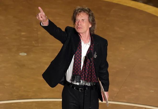 Mick Jagger iz skupine Rolling Stones je podelil oskarja za najboljšo pesem, prejela jo je pesem El Mal iz muzikala Emilia Pérez. FOTO: Kevin Winter/ Getty Images via AFP