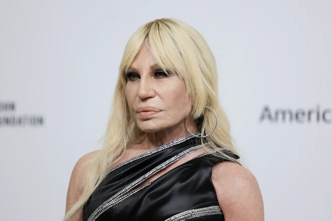 Pradin morebitni nakup Versaceja bi postavil v negotovost položaj Donatelle Versace, ki je od smrti brata Giannia na čelu te modne znamke. FOTO: Jeenah Moon/Reuters
