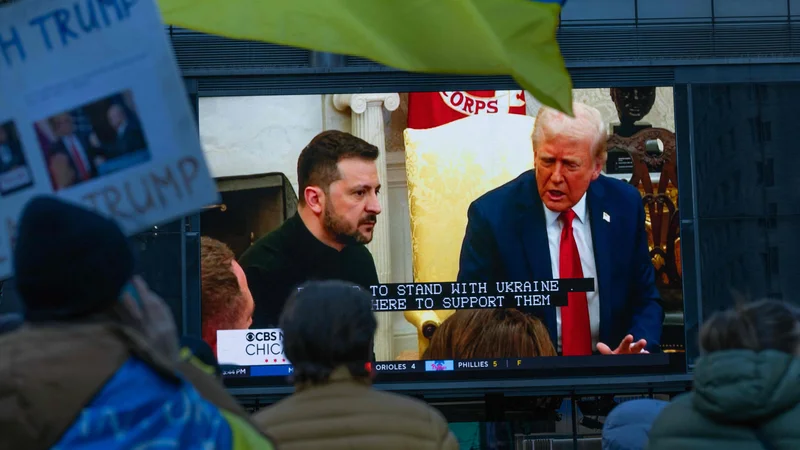 Tudi veliko Američanov je bilo negativno presenečenih nad prepirom v Beli hiši. FOTO: Scott Olson/AFP
