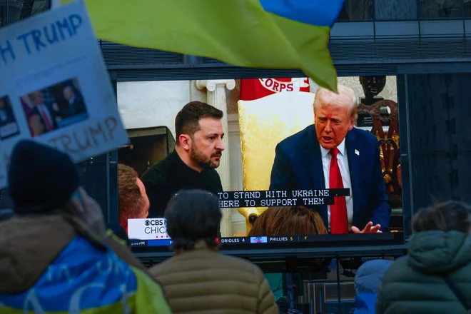 Tudi veliko Američanov je bilo negativno presenečenih nad prepirom v Beli hiši. FOTO: Scott Olson/AFP