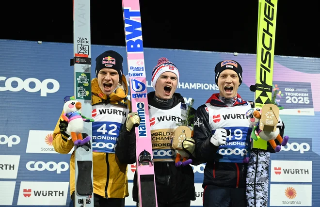 Norveški svetovni prvak Marius Lindvik (na sredini), srebrni Nemec Andreas Wellinger (levo) in bronasti Avstrijec Jan Hörl po tekmi na srednji skakalnici v Trondheimu niso skrivali navdušenja. FOTO: Jonathan Nackstrand/AFP