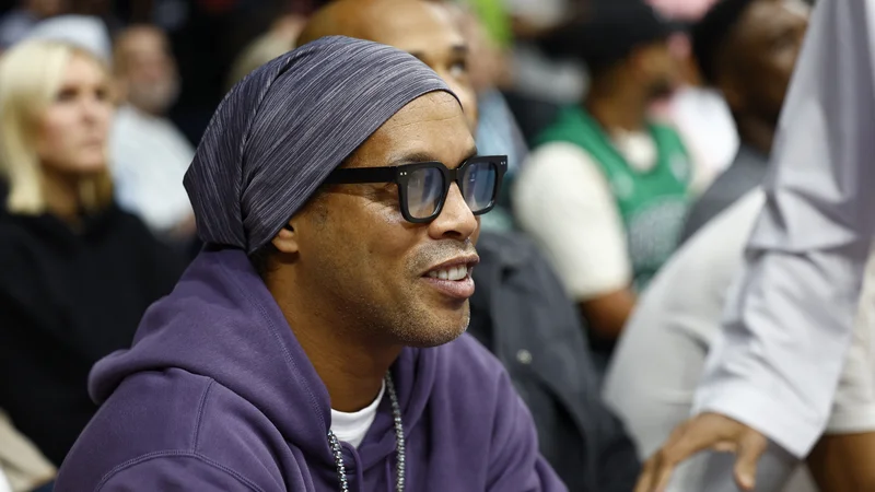 Nekdanji brazilski ngometni zvezdnik Ronaldinho bo letos postal dedek. FOTO: Rula Rouhana/Reuters