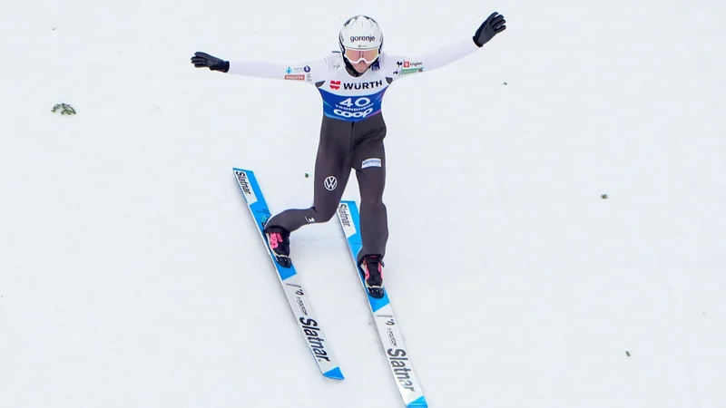 Nika Prevc je v drugi seriji za trening na veliki skakalnici v Trondheimu poletela najdlje med vsemi. FOTO: Lise Aserud/AFP