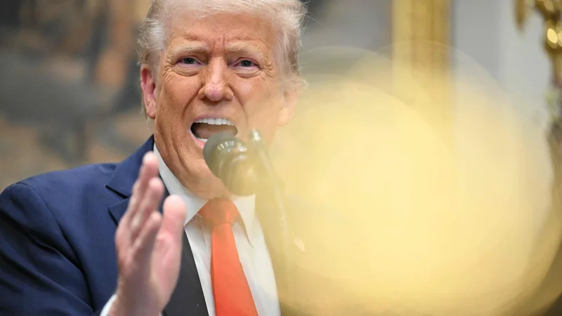 Trump je v nevednosti glede zamrznitve pomoči Ukrajini po vsem sodeč pustil tudi britanskega premiera Keira Starmerja in francoskega predsednika Emmanuela Macrona, ki sta v zadnjih tednih republikanca med drugim poskušala prepričati, naj Evropi zagotovi mesto za pogajalsko mizo z Rusijo. FOTO:  Roberto Schmidt/Afp