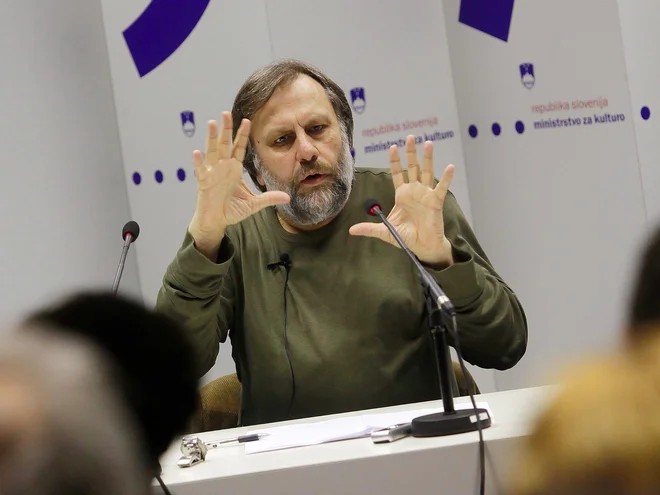 Žižek vidi prehod iz starega svetovnega reda, kjer so veljala pravila in pogodbe, v nov red, kjer sta edina valuta moč in podreditev.

 FOTO: Jože Suhadolnik/Delo