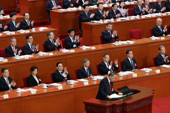 Kitajski premier Li Qiang je pred skoraj 3000 ljudskih odposlancev stopil malo pred tem, ko je Donald Trump prvič, odkar je prevzel dolžnost, nagovoril kongres na Kapitolskem griču. FOTO: Florence Lo/Reuters