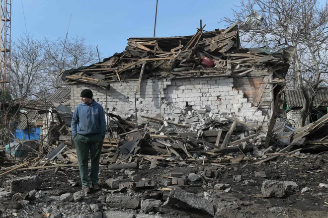 Sredstva za vojno bi dobili z znižanjem pokojnin, sredstev za zdravstvo in izobraževanje, kar pomeni znižanje sedanjega standarda in siromašenje prihodnosti evropskih prebivalcev. FOTO: Stringer AFP
