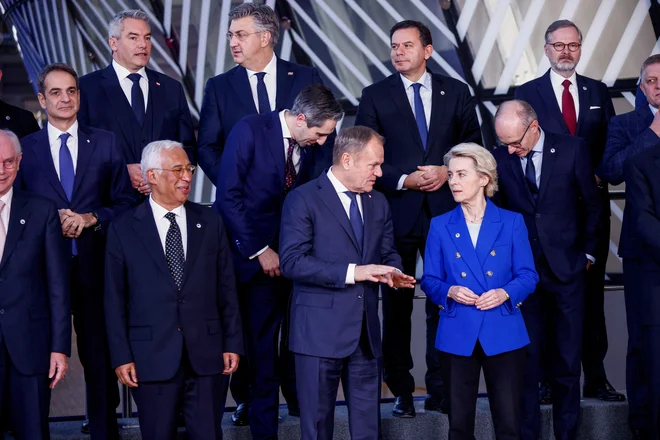 Voditelji sedemindvajseterice bodo sodeč po osnutku sklepne izjave opozorili, da pogajanja o koncu vojne in prihodnosti evropske varnostne arhitekture ne morejo potekati brez sodelovanja Ukrajine oziroma Evrope. FOTO: Johanna Geron/Reuters